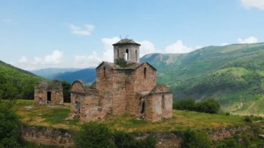 Havadan görünümü Karaçay-Çerkes Cumhuriyeti'nin Kafkas dağlarında 10.
