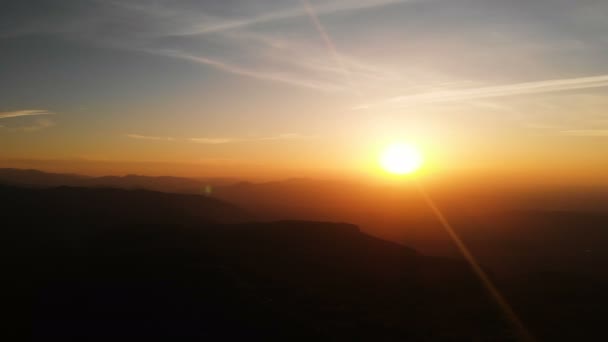 Letecký pohled na horizont při západu slunce od výšky. Konec dne vysoko nad vozovkou — Stock video