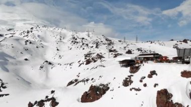 Kış sezonunda Elbrus beldesinde Kafkas Dağları yüksek kabinile bir telesiyej havadan vizasyon istasyonu. İstasyon ve teleferik genel bakış