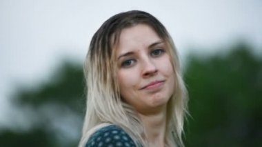 Bir buğday tarlasında doğa açık havada bir yağmur sırasında ıslak saçlı mutlu çekici Kafkas sarışın kız yakın çekim portre. Mutluluk umut flört ve coquetry