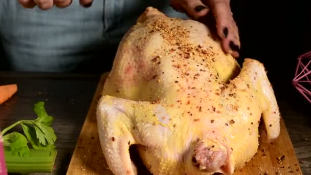 Womens handen in het huis keuken bereidt de eend voor het bakken. Smering van pluimvee met specerijen en saus — Stockvideo