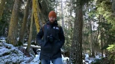 Kış ormanında onun kamera ile sakallı bir erkek gezgin fotoğrafçı doğanın resimlerini alır. Blogcular ve fotoğraf sanatçıları için seyahat konsepti