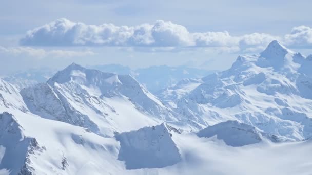 Video Panorama av snöiga Kaukasus bergen på en solig dag — Stockvideo
