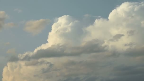 L'intervallo di tempo. Le nuvole galleggiano contro il cielo blu. Il vento spinge le nuvole attraverso il cielo — Video Stock