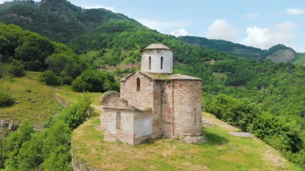 Vista aérea Una antigua iglesia cristiana parcialmente destruida del siglo X dC en las montañas caucásicas de la República de Karachay-Cherkessia — Vídeos de Stock