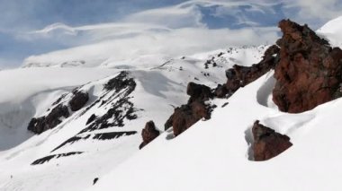 Bir kış dağ manzara havadan görünümü. Güney Elbrus bölgesinin karla kaplı kayalık yamaçlarında, karda kayak pistleri bulunmaktadır. Kış sporları konsepti
