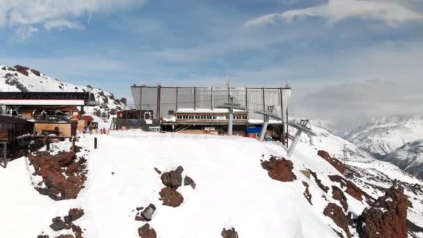 Aerial view station van een skilift met hutten hoog in het Kaukasus gebergte in de badplaats Elbrus in het winterseizoen. Station en kabelbaan overzicht — Stockvideo