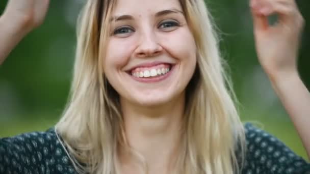 Zbliżenie portret szczęśliwej atrakcyjnej kaukaski blond dziewczyna z mokrymi włosami podczas deszczu na łonie natury na polu pszenicy. Szczęście flirty nadziei i kokieterii — Wideo stockowe