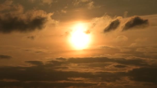 Superzoom plan timelapse coucher de soleil à travers les nuages de coucher de soleil dans des tons orange. Clé basse — Video