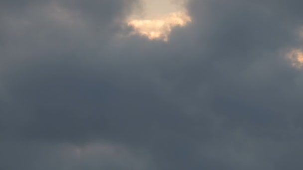 Intervalle. Les nuages flottent contre le ciel bleu. Le vent pousse les nuages à travers le ciel — Video