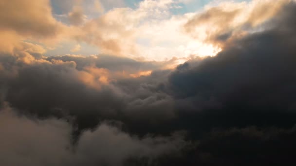 Spanne Kamera durch die abendlichen Regenwolken bei Sonnenuntergang über Wolkenebenen. fabelhafter Flug in den Wolken. Luftbild — Stockvideo