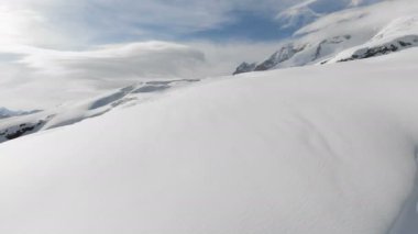 Bir kış dağ manzara havadan görünümü. Güney Elbrus bölgesinin karla kaplı kayalık yamaçlarında, karda kayak pistleri bulunmaktadır. Kış sporları konsepti