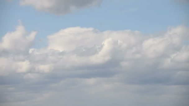 L'intervallo di tempo. Le nuvole galleggiano contro il cielo blu. Il vento spinge le nuvole attraverso il cielo — Video Stock