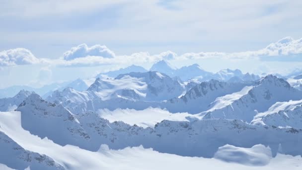 Video panorama van besneeuwde Kaukasus bergen op een zonnige dag — Stockvideo