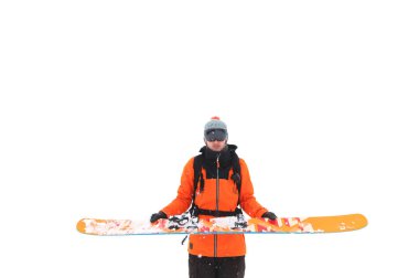 Profesyonel erkek kayakçı beyaz bir arka plan üzerinde izole atmak için atmadan önce, elleriyle kayak tutar. Alp disiplini kayak konsepti