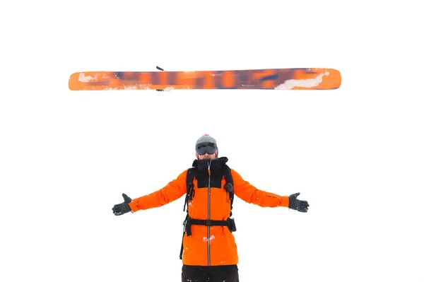 O esquiador profissional joga um esqui sobre os braços, estendendo as mãos para se isolar em um fundo branco. Conceito de esqui alpino — Fotografia de Stock