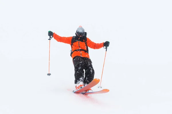 Profesjonalny sportowiec jeździ z głębokiego śniegu, wykonując sztuczkę narciarską w snowstorm. Sezon zimowy to dobry dzień w proszku. Zimowe sporty ekstremalne — Zdjęcie stockowe