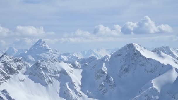 Video panorama of snowy Caucasus mountains on a sunny day — Stock Video