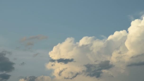 L'intervallo di tempo. Le nuvole galleggiano contro il cielo blu. Il vento spinge le nuvole attraverso il cielo — Video Stock