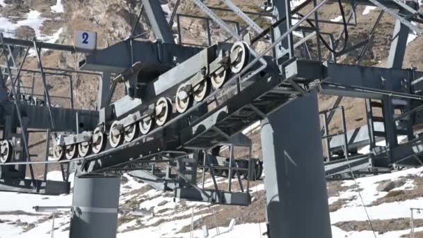 El mecanismo del teleférico al teleférico para el transporte de pasajeros. Rodillos de primer plano y poleas funcionando en el teleférico. Mecanismo funicular al mover el teleférico — Vídeos de Stock