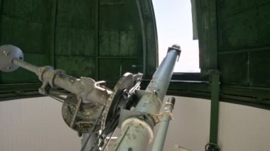 Bilim. Kafkaslar Rusya Dağları 'nda yüksek güneş Gözlemevi kubbesi altında güneş coronagraph genel bakış. Öğleden sonra güneş teleskobu ile çalışma