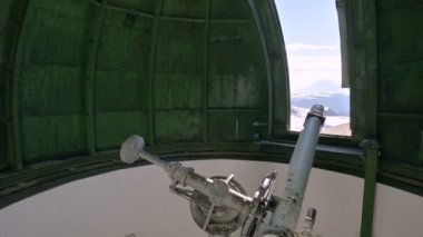 Bilim. Kafkaslar Rusya Dağları 'nda yüksek güneş Gözlemevi kubbesi altında güneş coronagraph genel bakış. Öğleden sonra güneş teleskobu ile çalışma