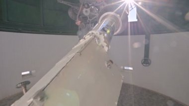 Bilim. Kafkaslar Rusya Dağları 'nda yüksek güneş Gözlemevi kubbesi altında güneş coronagraph genel bakış. Öğleden sonra güneş teleskobu ile çalışma