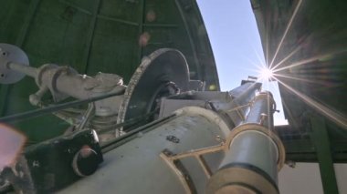 Bilim. Kafkaslar Rusya Dağları 'nda yüksek güneş Gözlemevi kubbesi altında güneş coronagraph genel bakış. Öğleden sonra güneş teleskobu ile çalışma