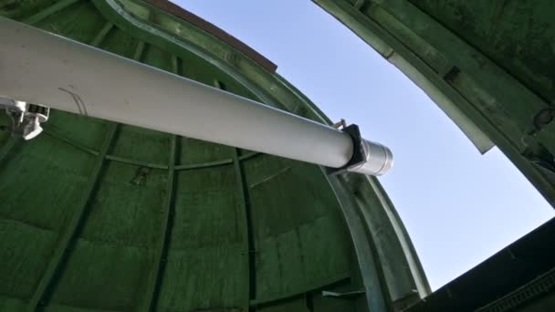 Wissenschaft. Ein männlicher Wissenschaftler beobachtet das Koronarteleskop des alten Umbaus und dient einem Mitarbeiter des Sonnenobservatoriums. Russland Nordkaukasus — Stockvideo