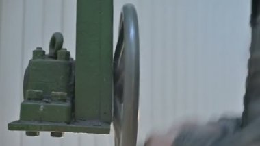 Eller yakın çekim bir erkek araştırmacı bir güneş Gözlemevi kubbe yaprakları açılış mekanizması manuel tekerlek döner. Bilimsel araştırma gözlem istasyonu