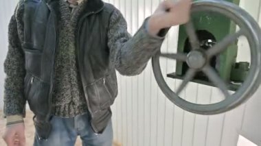 Bir erkek araştırmacı, bir güneş Gözlemevi 'nin kubbe kapılarının açılış mekanizmasının manuel tekerleğini döndürüyor. Kafkaslar Dağları 'nda bilimsel araştırma gözlem istasyonu