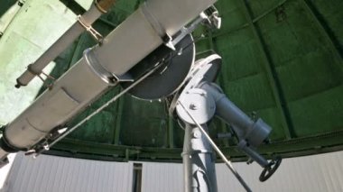 Bilim. Kafkaslar Rusya Dağları 'nda yüksek güneş Gözlemevi kubbesi altında güneş coronagraph genel bakış. Öğleden sonra güneş teleskobu ile çalışma