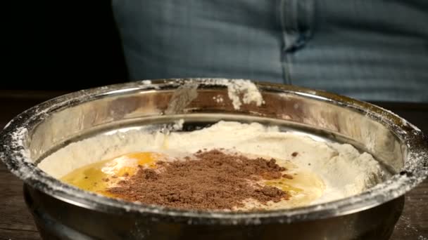 Close-up van zelfgemaakte cake of koekjes koken. Heerlijk en gezond bakken zonder chemicaliën. Suiker wordt toegevoegd aan de kom met meel en eieren — Stockvideo