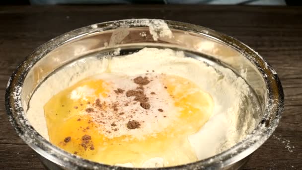 Close-up van zelfgemaakte cake of koekjes koken. Heerlijk en gezond bakken zonder chemicaliën. Kaneel wordt toegevoegd aan de kom met meel en eieren — Stockvideo