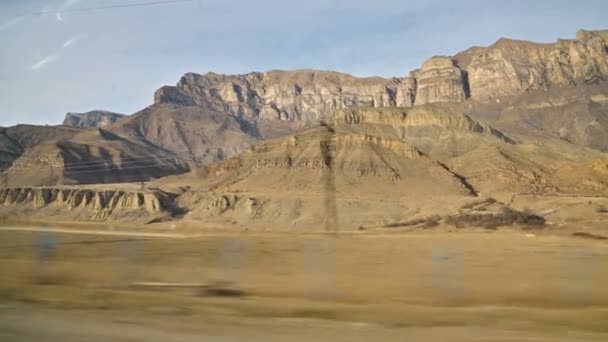 Una vista desde la ventana lateral del coche en frente del pasajero sentado a las hermosas vistas de las montañas del Cáucaso pasando. Viaje aventura video en coche en las montañas — Vídeo de stock