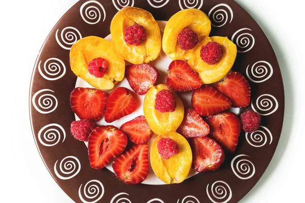 杏草莓和覆盆子的水果沙拉在盘子里。顶部视图 — 图库照片