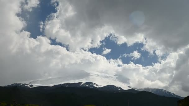 4k timelapse torcendo nuvens em uma montanha coberta de neve dormindo vulcão Elbrus. Norte do Cáucaso, Rússia. Subindo a montanha a partir do norte — Vídeo de Stock