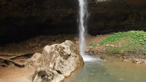 Vista aérea vista panorâmica de uma cachoeira em uma floresta de verão. A água cai de um penhasco. Paisagem viagens de vídeo sem pessoas — Vídeo de Stock