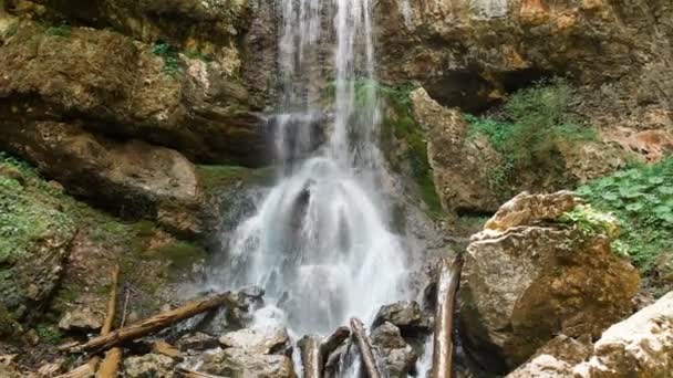 Vedere aeriană panoramică a unei cascade într-o pădure de vară. Apa cade de pe o stâncă. Peisaj de călătorie video fără oameni — Videoclip de stoc