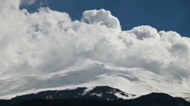 4k timelapse karla kaplı dağ uyuyan Elbrus yanardağ üzerinde dönen bulutlar. Kuzey Kafkasya Rusyası. Dağa kuzeyden tırmanmak