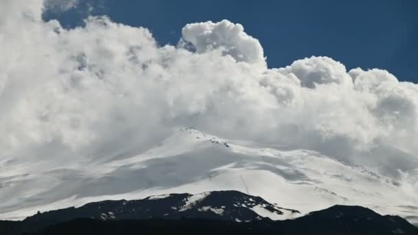 Na zasněžené horské sopce Elbrus, 4k, kroužit vířící mraky. Severní Kavkaz Rusko. Šplhání po hoře ze severu — Stock video