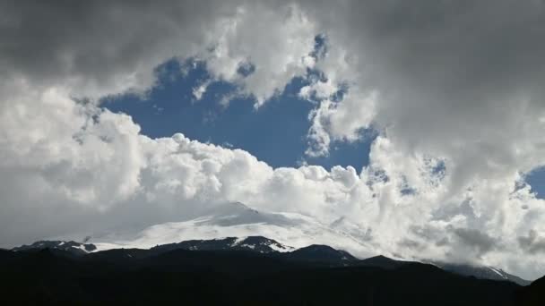 4k nuages tourbillonnants intemporels sur une montagne enneigée endormie volcan Elbrus. Caucase du Nord Russie. Escalade de la montagne du nord — Video