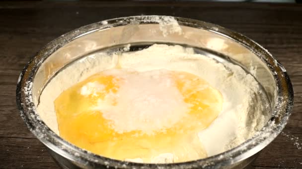 Close-up van zelfgemaakte cake of koekjes koken. Heerlijk en gezond bakken zonder chemicaliën. Kaneel wordt toegevoegd aan de kom met meel en eieren — Stockvideo