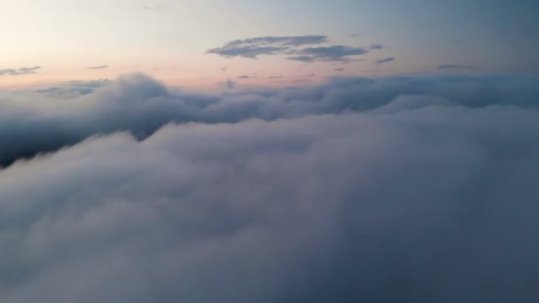 Volo notturno low key con vista aerea sopra le nuvole all'ora blu dopo il tramonto. Il concetto di festa serale e voli notturni sfondo nuvoloso. Movimenti in avanti — Video Stock