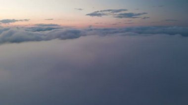 Gün batımından sonra mavi saat içinde bulutların üzerinde düşük anahtar hava görünümü akşam uçuş. Akşam parti ve gece uçuşları kavramı bulutlu arka plan. Geriye doğru hareket
