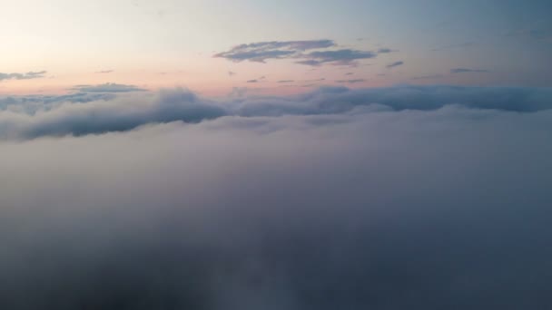 Alacsony kulcs légi-nézet esti járat felett a felhők kék órával naplemente után. A koncepció az esti party és éjszakai járatok zavaros háttér. Előremutató mozgás — Stock videók