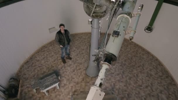 La ciencia. Un observador científico masculino en el telescopio coronario de la antigua modificación trabaja y sirve a un empleado del observatorio solar. Rusia Cáucaso Norte — Vídeos de Stock