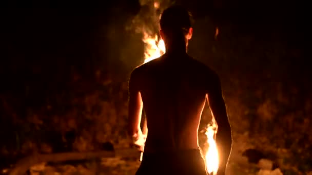 Pokaz ognia. Człowiek żongluje z dwoma palące pochodnie. Pokaz nocny. Opanowanie fakir. Zbliżenie — Wideo stockowe