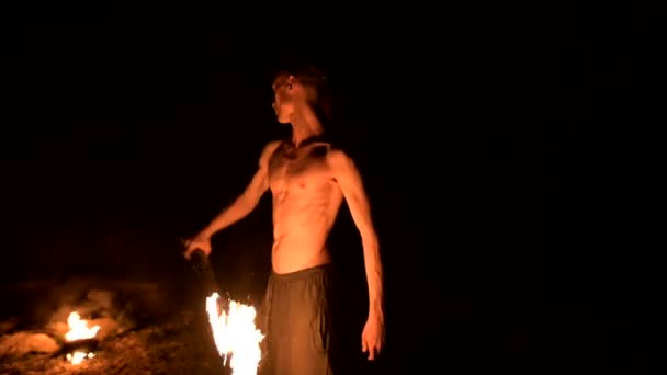 火のショー。男は2つの燃える松明でジャグリング。ナイトショーファキルの習得 — ストック動画