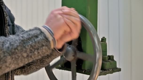 Gros plan sur les mains Un chercheur masculin fait tourner la roue manuelle du mécanisme d'ouverture des feuilles du dôme d'un observatoire solaire. Station d'observation de la recherche scientifique — Video